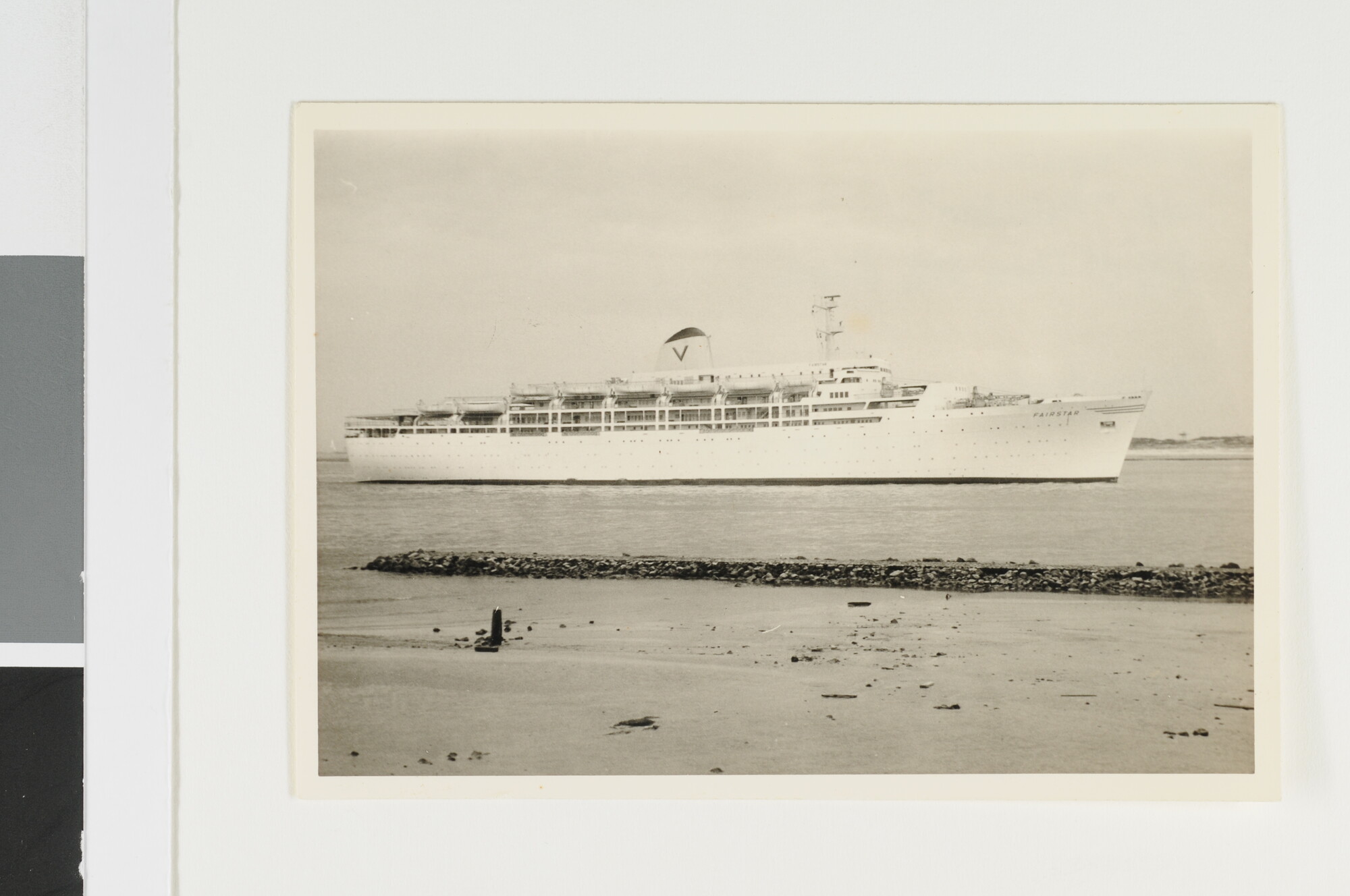 1992.1420; Het passagiersschip ms. Fairstar van P & O - Lines Ltd op de Nieuwe [...]; foto