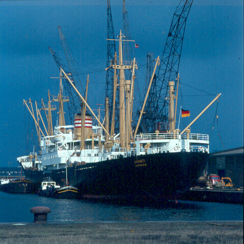 S.9100(4506); Dia van het vrachtschip ms. 'Lawanti' van de 'Nederland'se Stoomvaart Maatschappij Oceaan afmeerd bij Müller & Co; diapositief