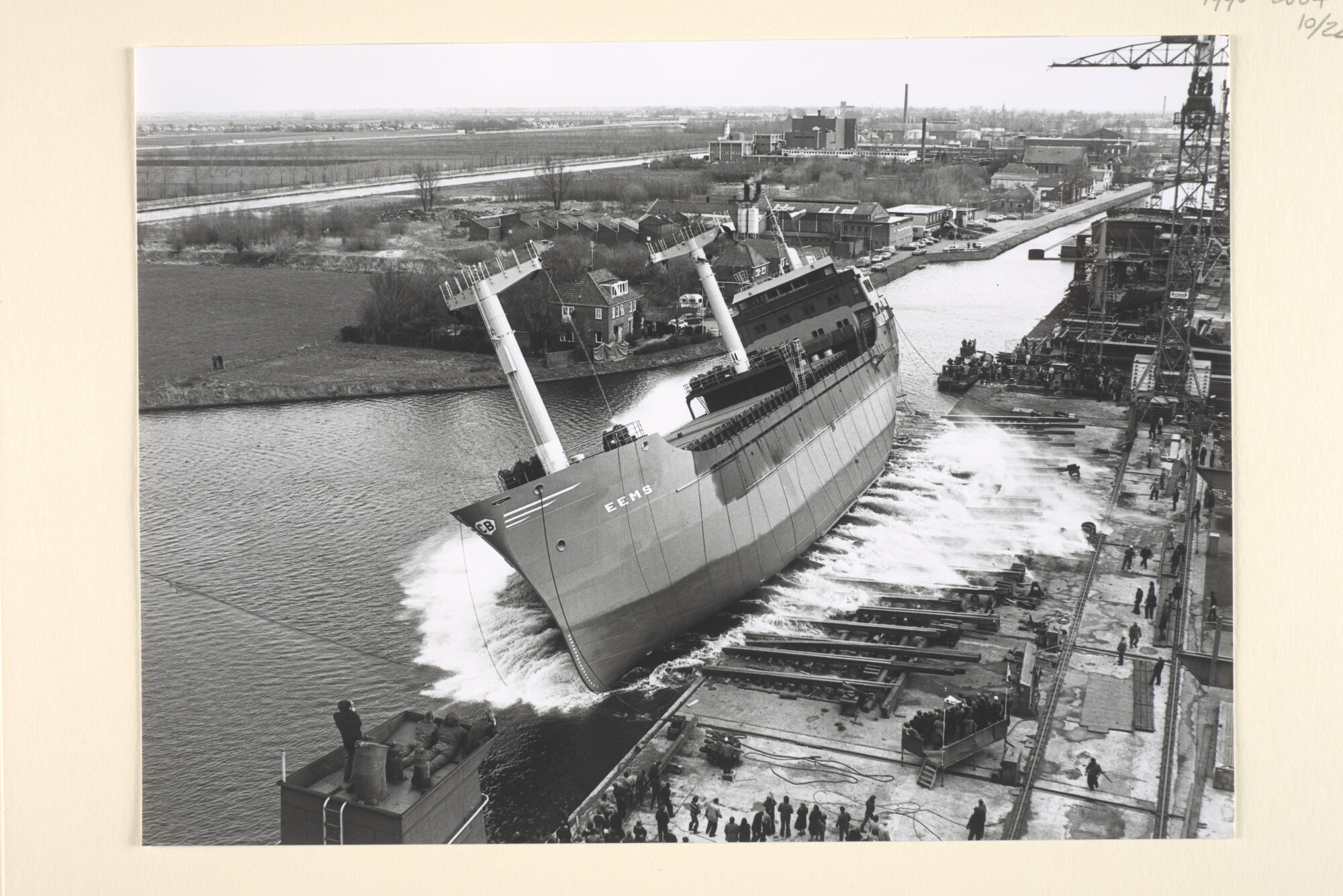 1996.2064; Foto's van de tewaterlating van de coaster ms. 'Eems' van C. Bos te Schiedam; fotoreportage