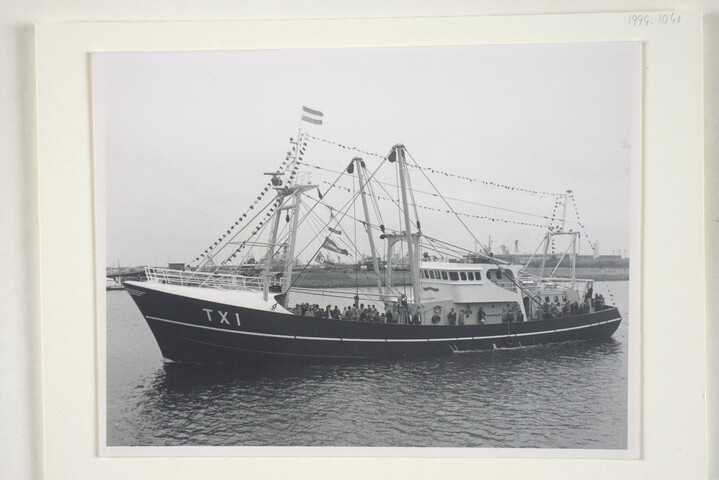 1994.1041; Foto's onder andere van de bij Scheepswerf Van Goor Monnickendam gebouwde salonboot ms. 'Alcmaria' en de coasters 'Almanum', 'lenie' en 'Marjan'; fotoalbum