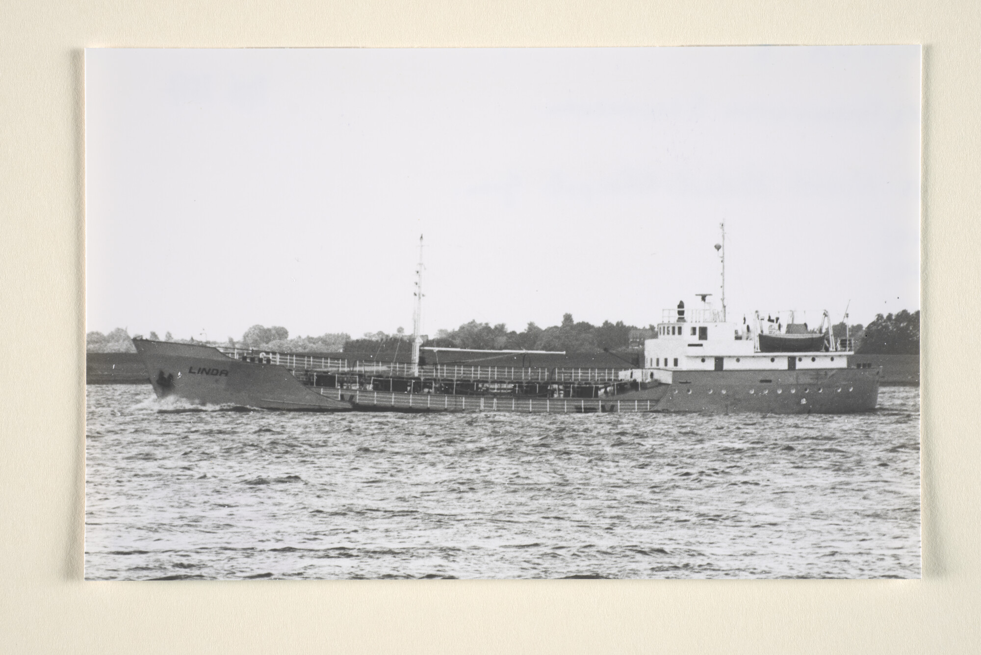 1996.2257; De kustvaarttanker ts. Linda (ex- Frans van Seumeren) van de Tanker [...]; foto