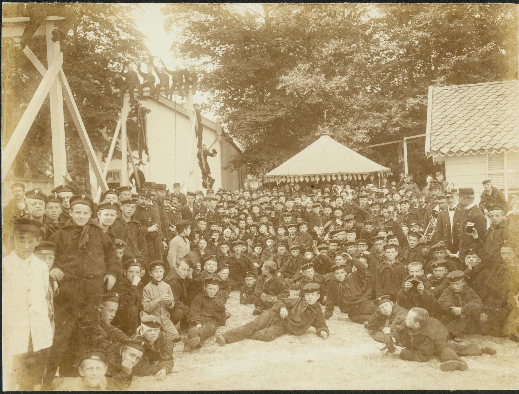 S.3802(03); Groepsfoto van leerlingen van de Kweekschool voor de Zeevaart 'Prins Hendrik' te Leiden tijdens een uitstapje naar uitspanning 'De Vink' bij Leiden; foto