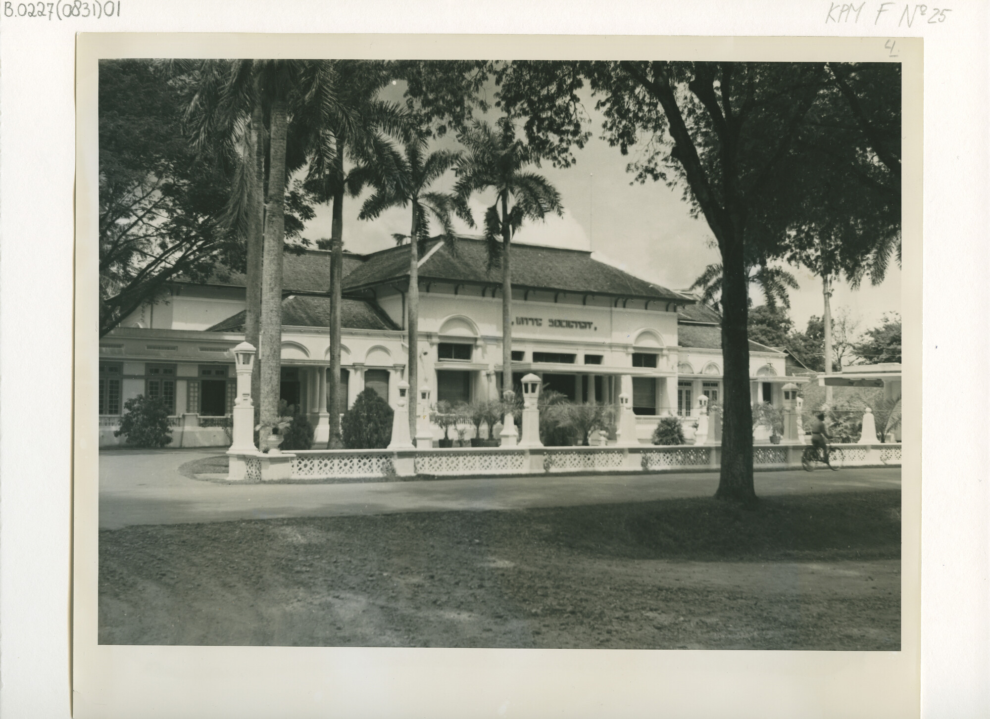 B.0227(0831)01; Straatgezicht te Medan: foto van Hotel de Boer en de Witte Sociëteit; foto