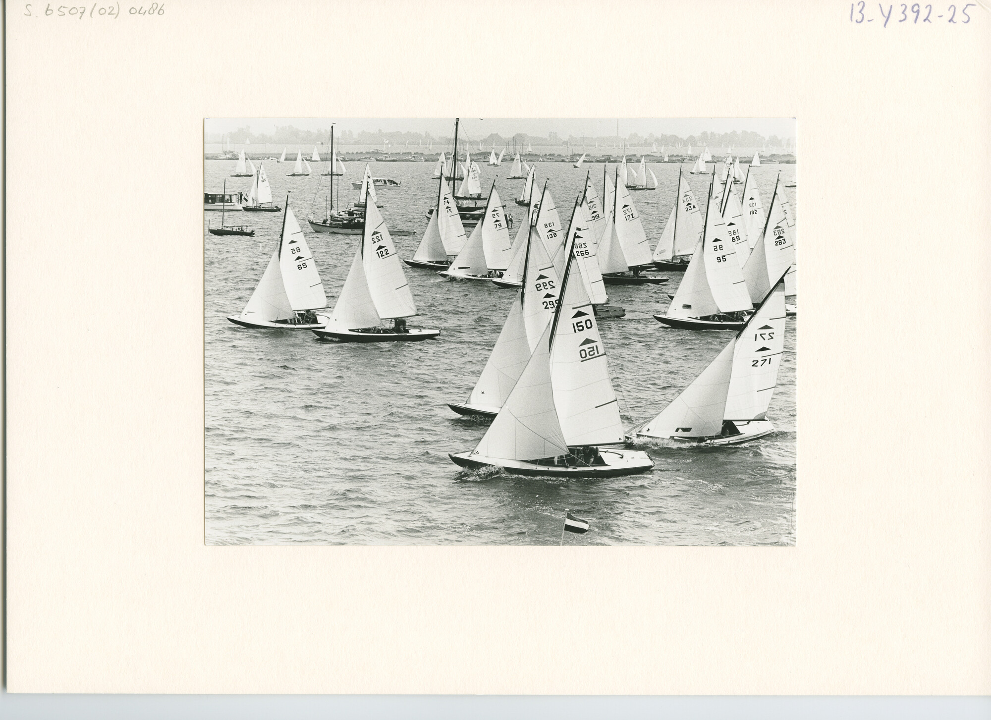S.6507(02)0486.01; Zwart-wit foto van de Sneekweek 1970: de Pampus-klasse; foto