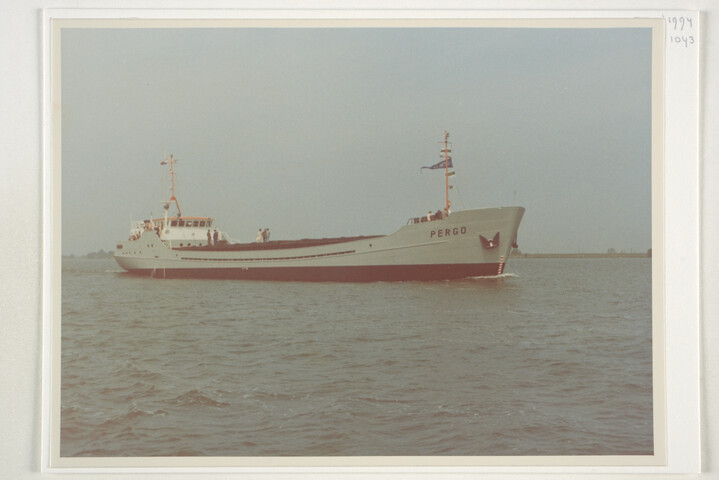 1994.1043; Foto's van de bouw bij Scheepswerf Van Goor Monnickendam van de coaster ms. 'Lenie', van de 'Pergo' en van de hopper-zuiger 'Reimerswaal'; fotoalbum