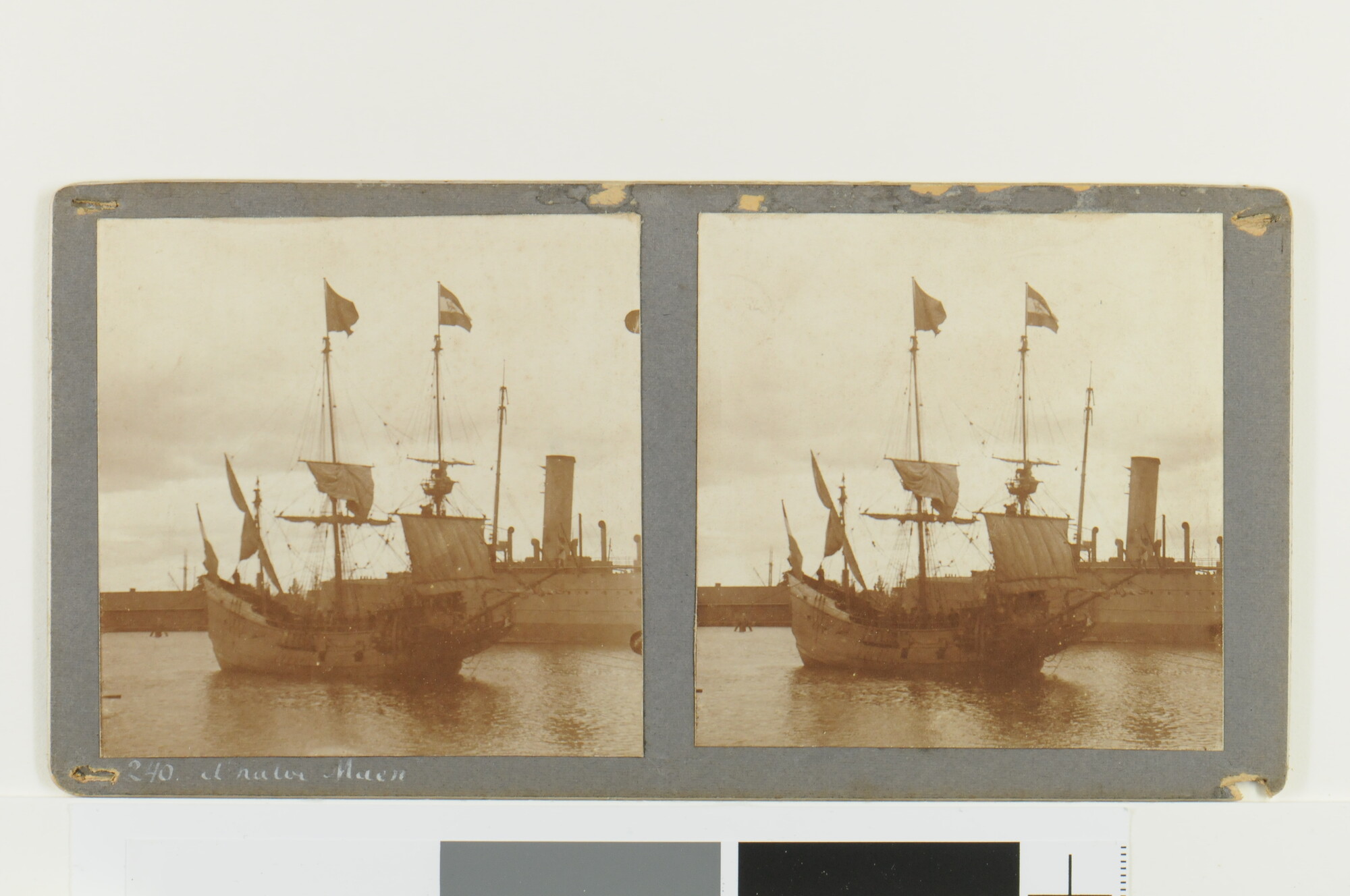 S.4834(01)90; Eén van een serie van vier stereofoto's van de replica van het jacht de 'Halve Maen' gezien bij de Rijkswerf te Amsterdam; foto