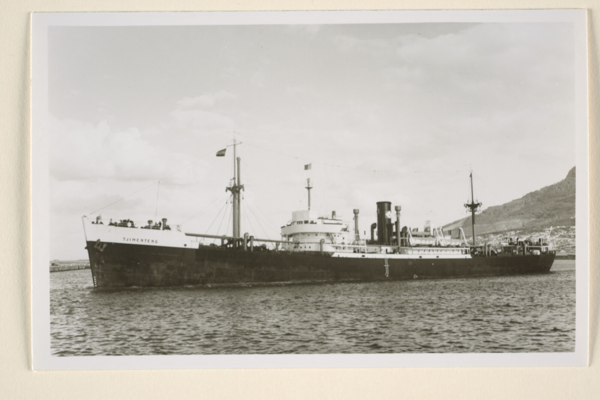1995.6524; Het vrachtschip ms. Tjimenteng van de KJCPL verlaat Kaapstad; foto