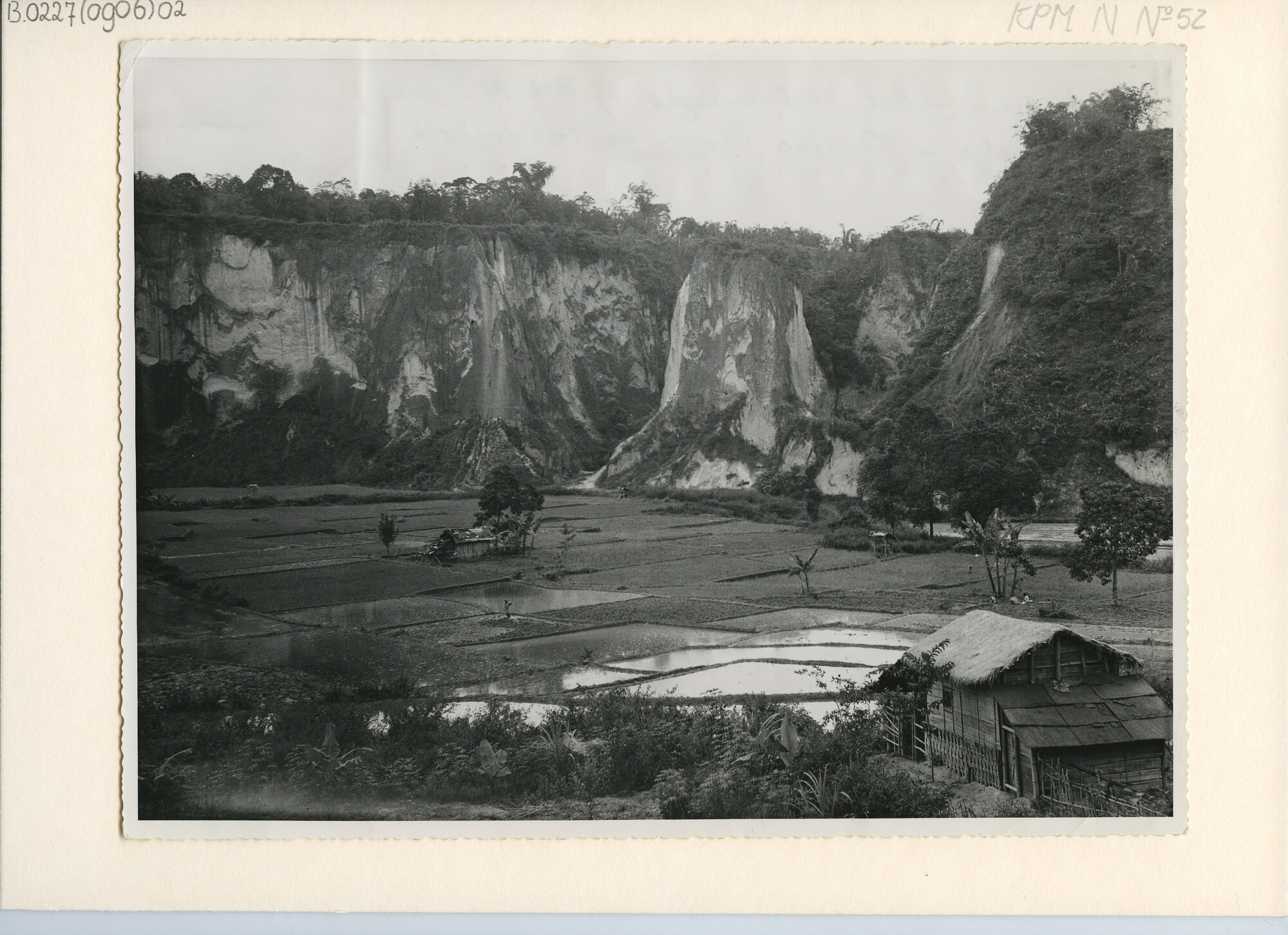 B.0227(0906)02; Landschapsfoto van het Karbauwengat bij Fort de Kock (bij het tegenwoordige [...]; foto