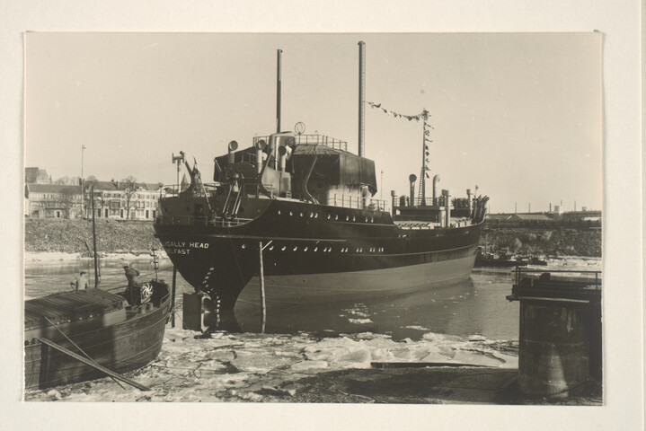 S.5219(12)0158; Foto's van de tewaterlating van de op de dwarshelling van het bij de ASM gebouwde Noord-Ierse vrachtschip ms. 'Balleygalley Head'; fotoreportage