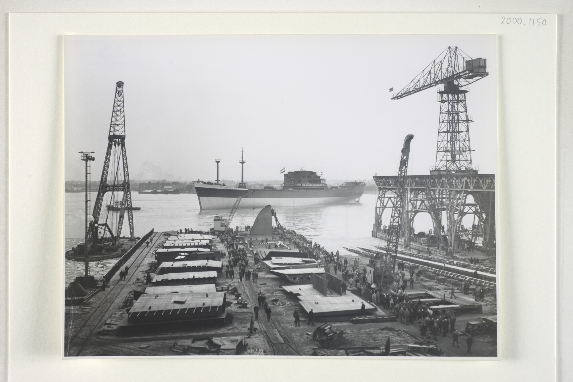 2000.1150; Foto's van de doop door mevrouw Jonkheer en de tewaterlating van het vrachtschip ms. Batang van de SMN; fotoreportage