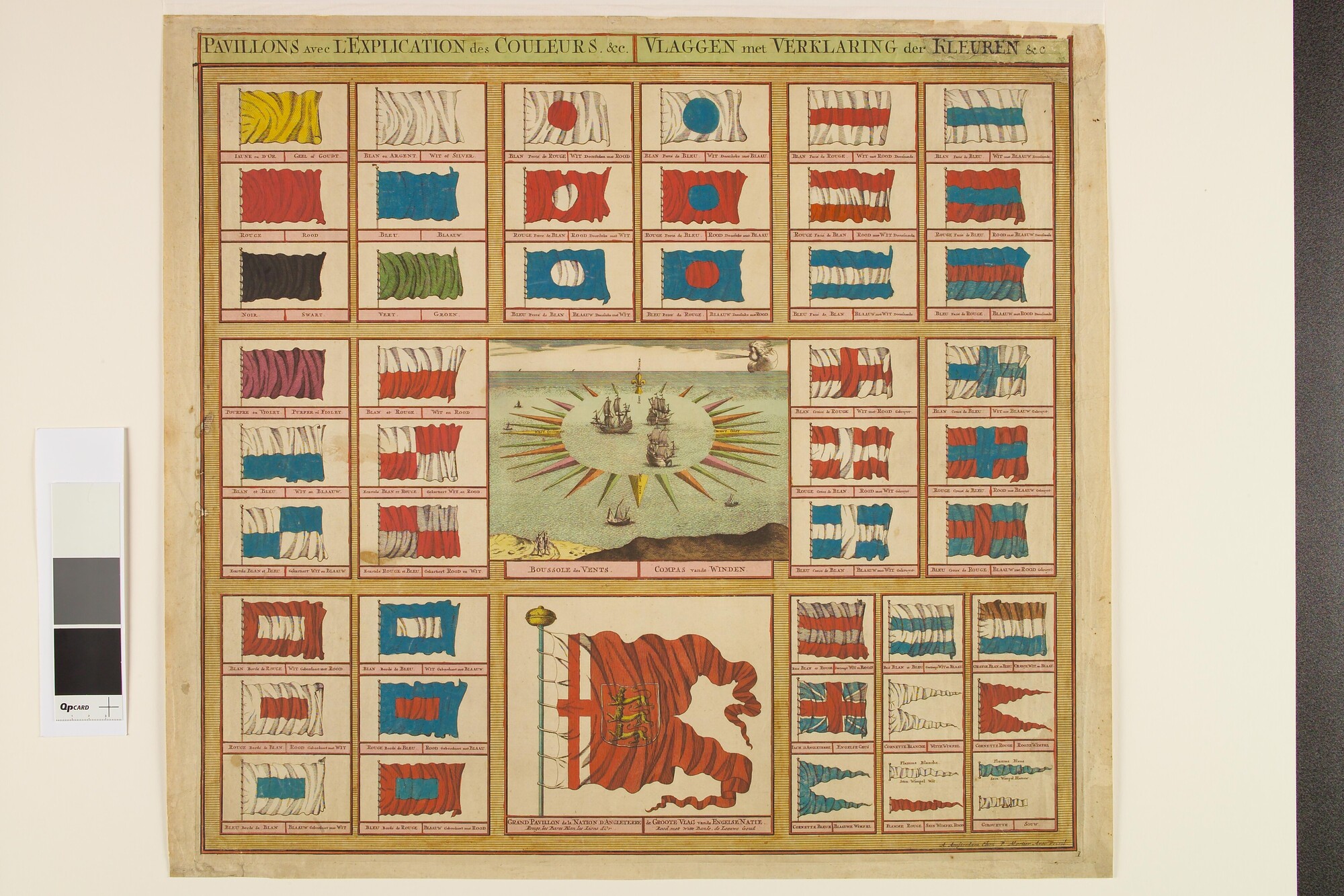 A.0386(03)01; Vlaggenkaart uit een serie van 12 kaarten met 48 vlaggen met verklaring van de kleuren [en] een kompasroos [en] de engelse natie vlag; prent