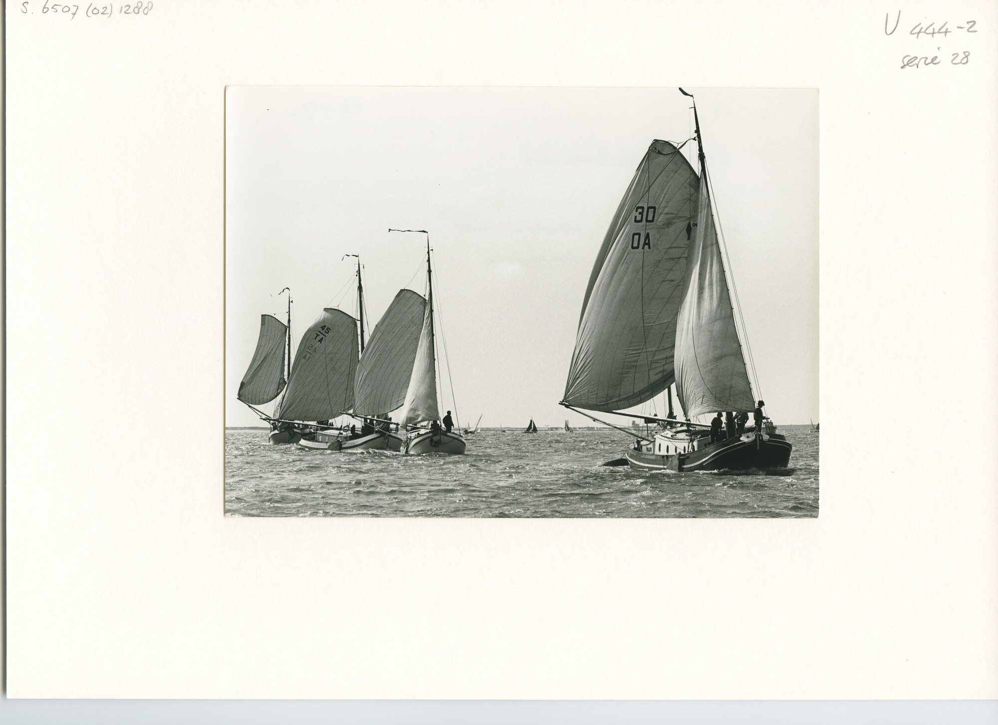 S.6507(02)1288; Zwart-wit foto van de reünie van ronde en platbodemjachten te Hellevoetsluis; foto