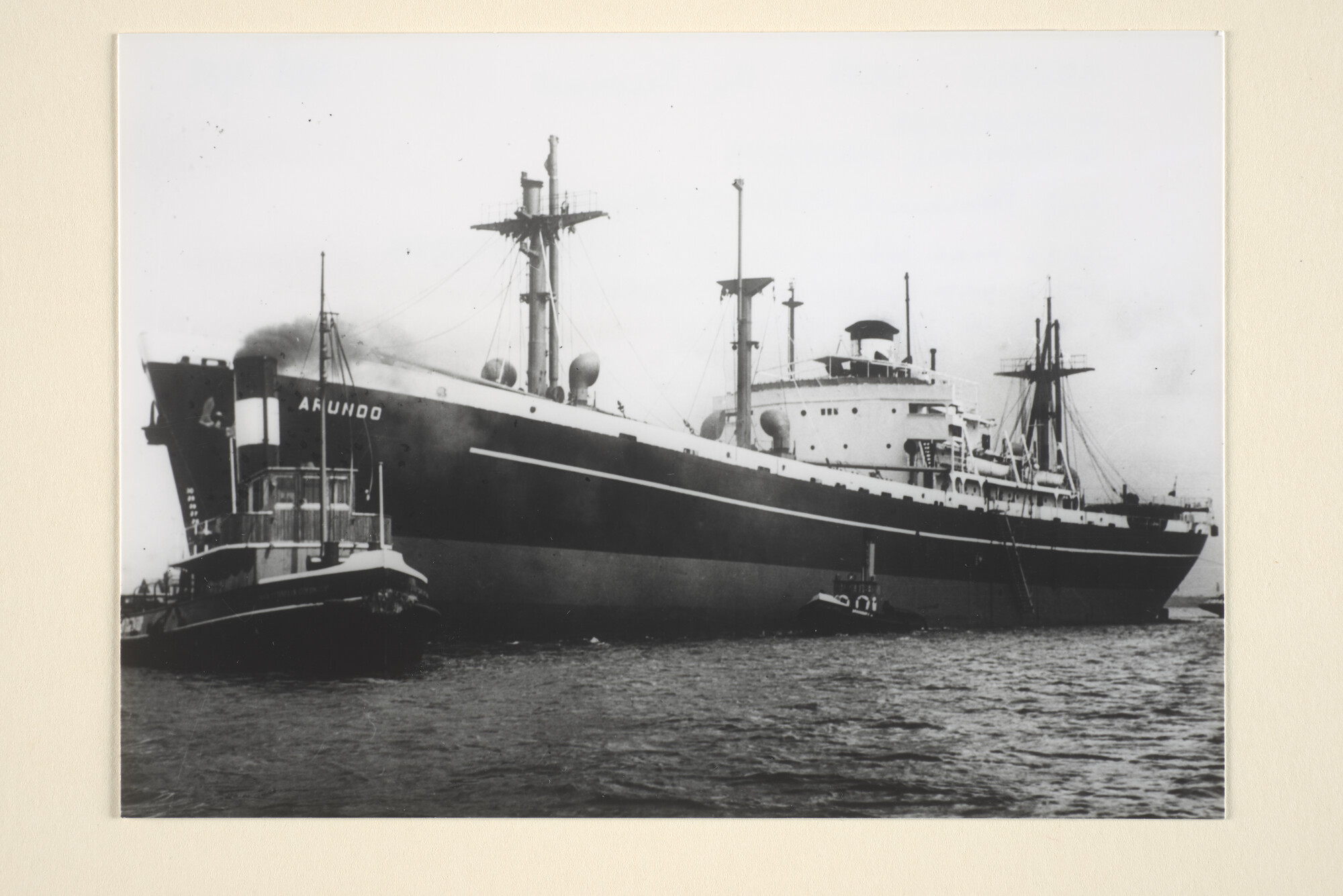 1996.0932; Het libertyschip ss. Arundo (ex- Valerius & Brander Mattews) van de Stoomvaart Maatschappij Zeevaart vertrekt met hulp van sleepboten uit Rotterdam; foto