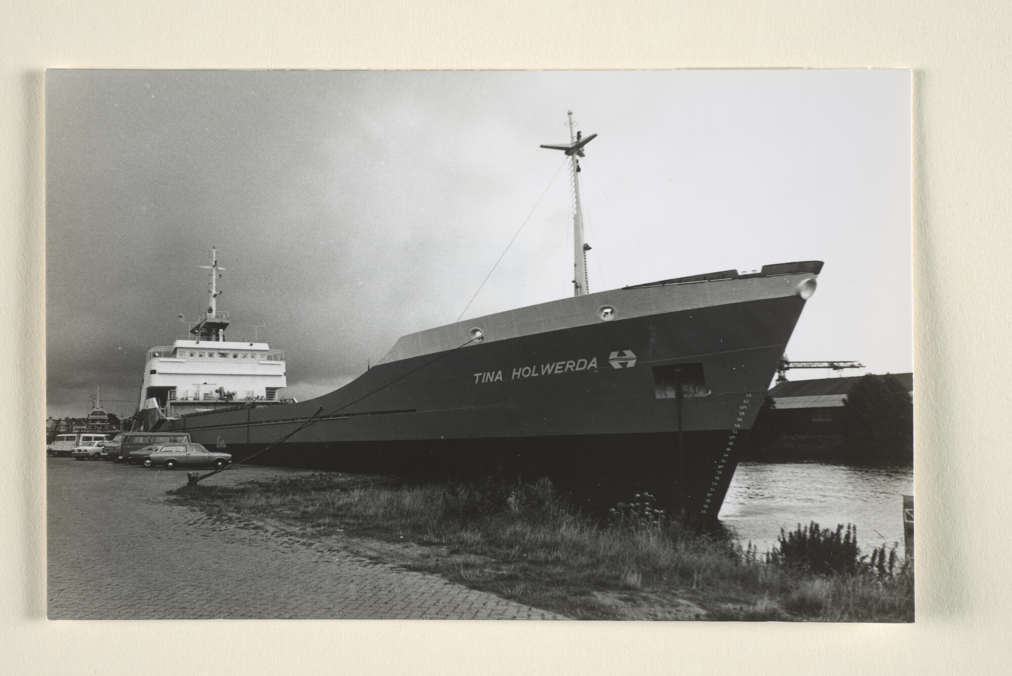 1996.2456; De coaster ms. 'Tina Holwerda' van Rederij H. & P. Holwerda te Heerenveen, gebouwd in 1977 bij Barkmeijer Stroobos BV; foto