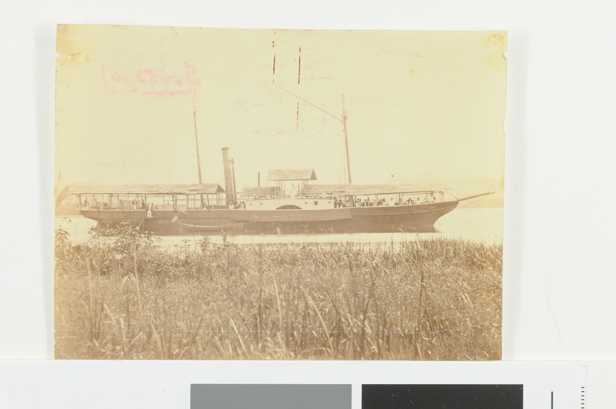 S.0653(16)01; Het raderstoomschip 4e klasse Zr.Ms. 'Admiraal van Kinsbergen' voor anker; foto