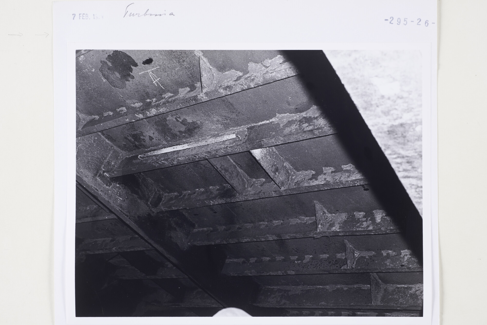 S.5444(5585)7; Foto van de Kathodische protectie in een tank van de Turbinia; foto