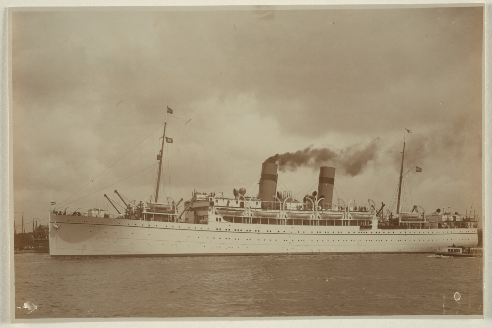 1995.5467; Het passagiersschip ss. 'Flandria' van de Koninklijke Hollandsche Lloyd bij het vertrek uit de haven van Amsterdam voor een cruise naar Noorwegen [...]; foto