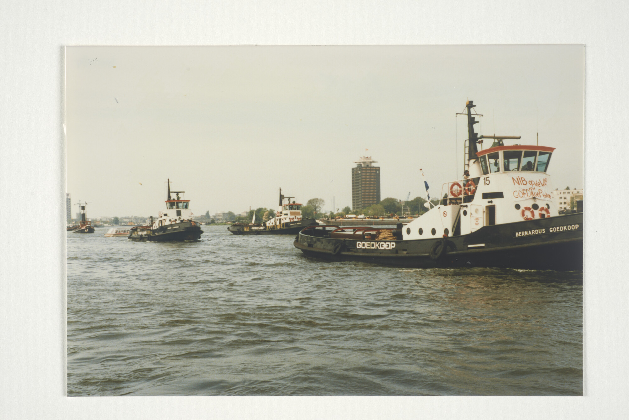 2001.1684; Foto 'Ga niet met de NIB in zee' Bezetting en demonstratie door het personeel; fotoreportage