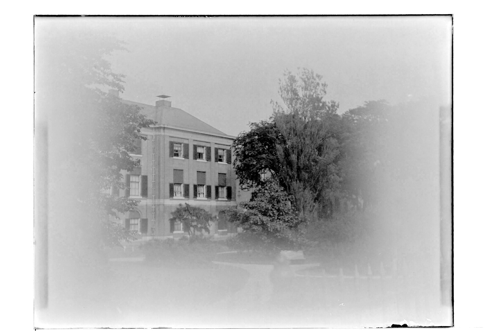 S.3319(264)a; De tuin achter het 'Paleis' bij Willemsoord, Den Helder; negatief