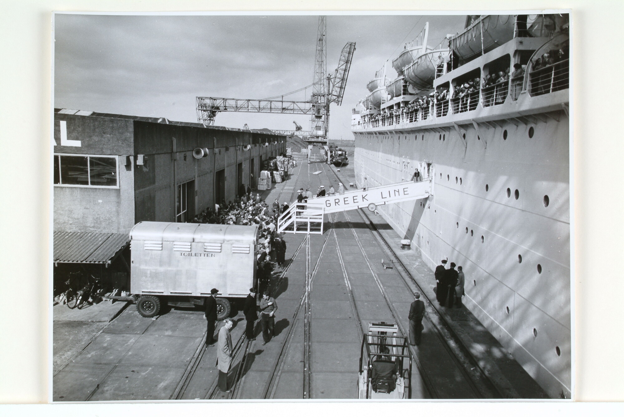 1995.5738; Passagiers verlaten in de haven van Amsterdam een passagiersschip; foto