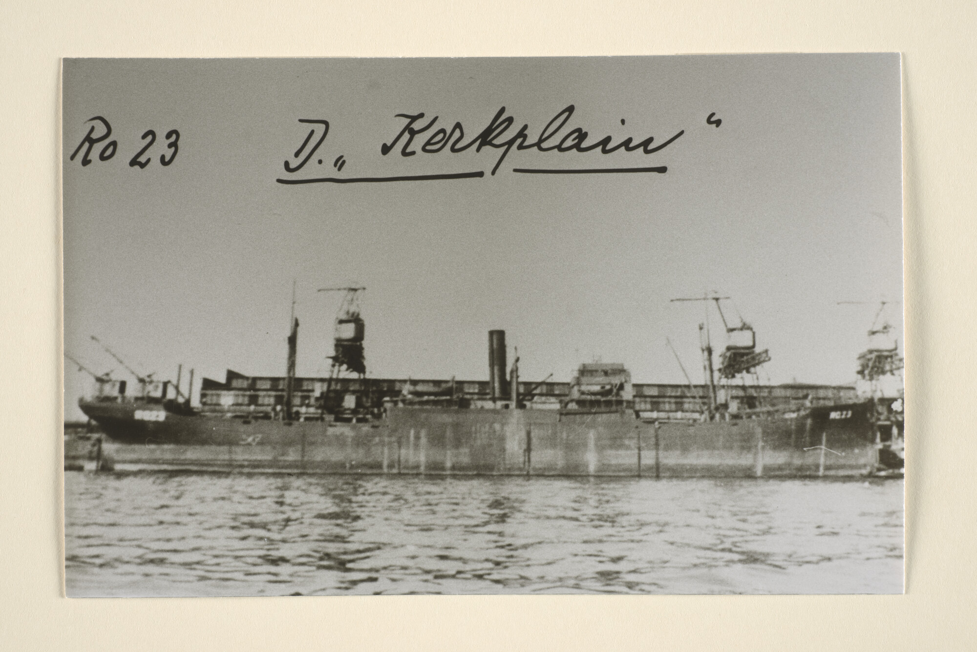 1996.1023; Het vrachtschip ss. Kerkplein (ex- Ramsey) van Stoomvaart Maatschappij Millingen gezien onder Duitse vlag met naamsein RO 23; foto