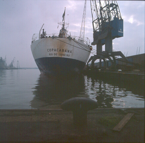 S.9100(8369); Dia van het Brazaliaanse vrachtschip ms. Copacabana bij Amsterdams Havenbedrijf (AHB) [...]; diapositief