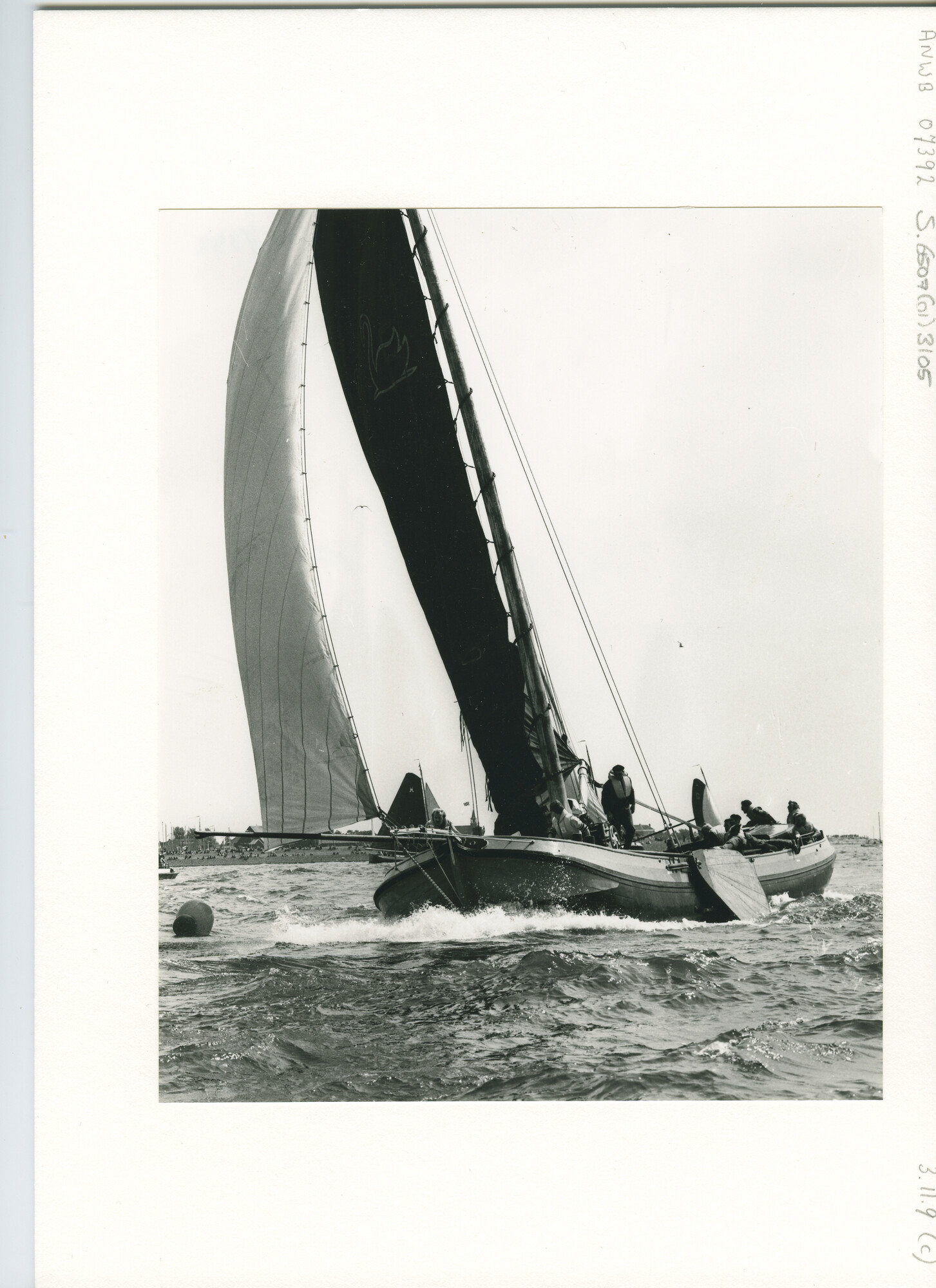 S.6507(01)3105; Vooraanzicht van een skûtsje - tjalk - dat met ruime wind op het IJsselmeer komt aangevaren tijdens Skûtsjesilen 1978; foto