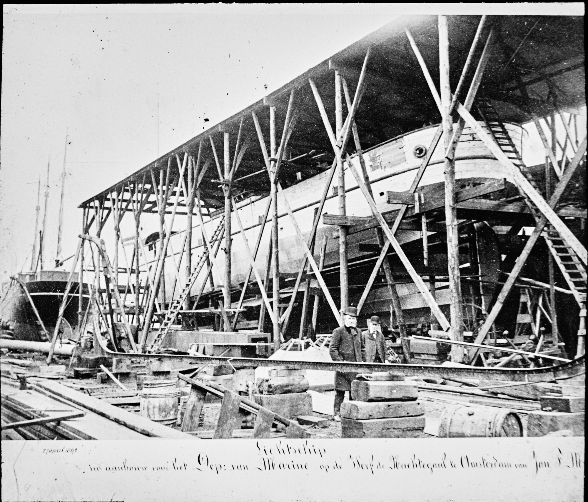 S.1156(06)027; Het lichtschip no 4 'Haaks', in aanbouw bij de werf 'De Nachtegaal' in Amsterdam, 27 april 1892; lantaarnplaatje