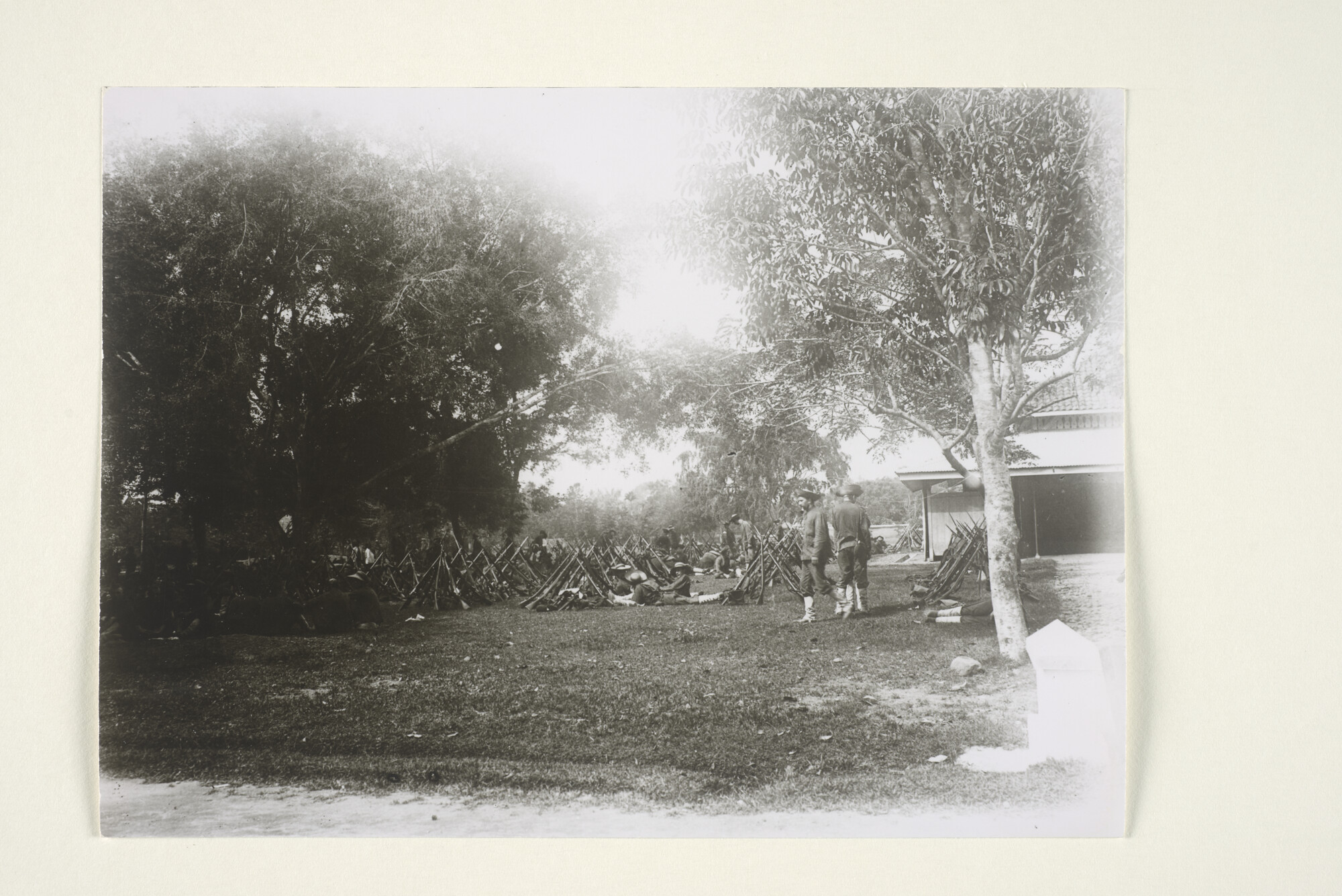 1999.1689; Reportage van de algemene vergadering, rust en zwempartij van de landingsdivisie te Ampenan (Lombok) in mei 1912; fotoreportage