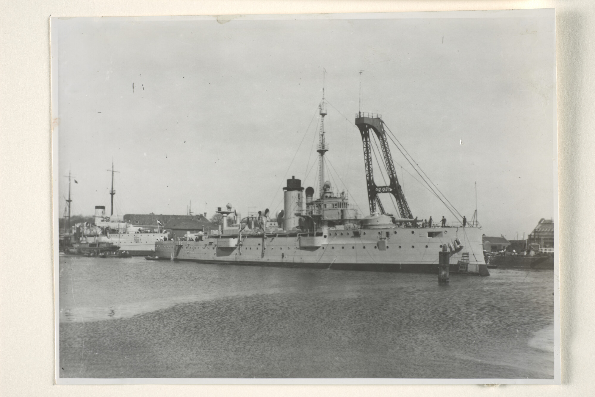 1995.1331; Foto's van het pantserschip Hr.Ms. 'Jacob van Heemskerck' tijdens de verbouwing tot batterijschip bij de Rijkswerf Willemsoord; fotoreportage