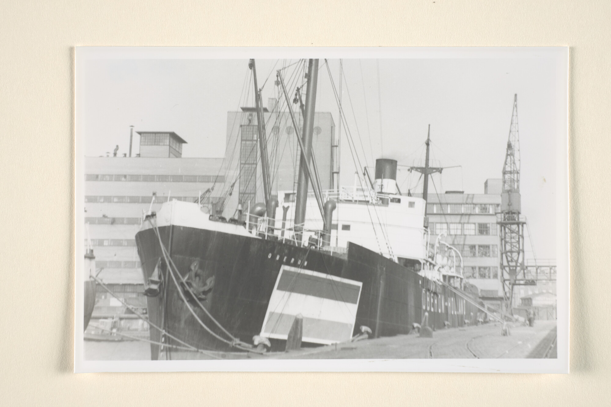 1995.6899; Het vrachtschip ss. Oberon (ex- USSA) van de KNSM ligt afgemeerd te Rotterdam; foto