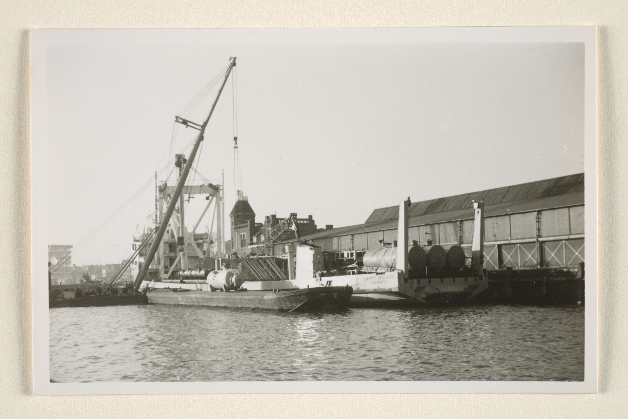 1996.3149; Het zwaar-ladingschip Happy Pioneer van Mammoet Shipping wordt beladen met [...]; foto