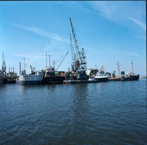 S.9100(6887); Dia van diverse pontons en sleepboten in Amsterdam; diapositief