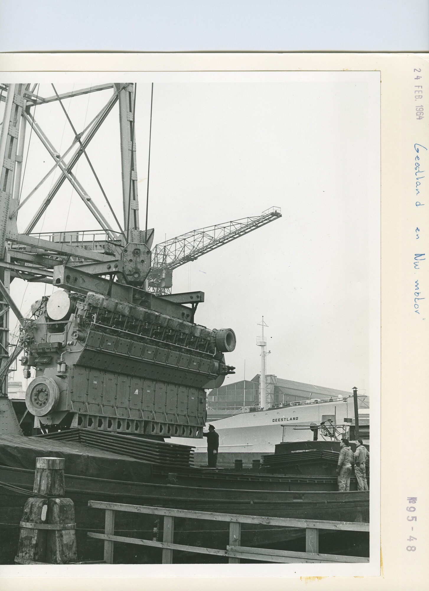 S.5444(4243)2; Foto van het inhijsen van een nieuwe hoofdmotor in het koelschip Geestland; foto