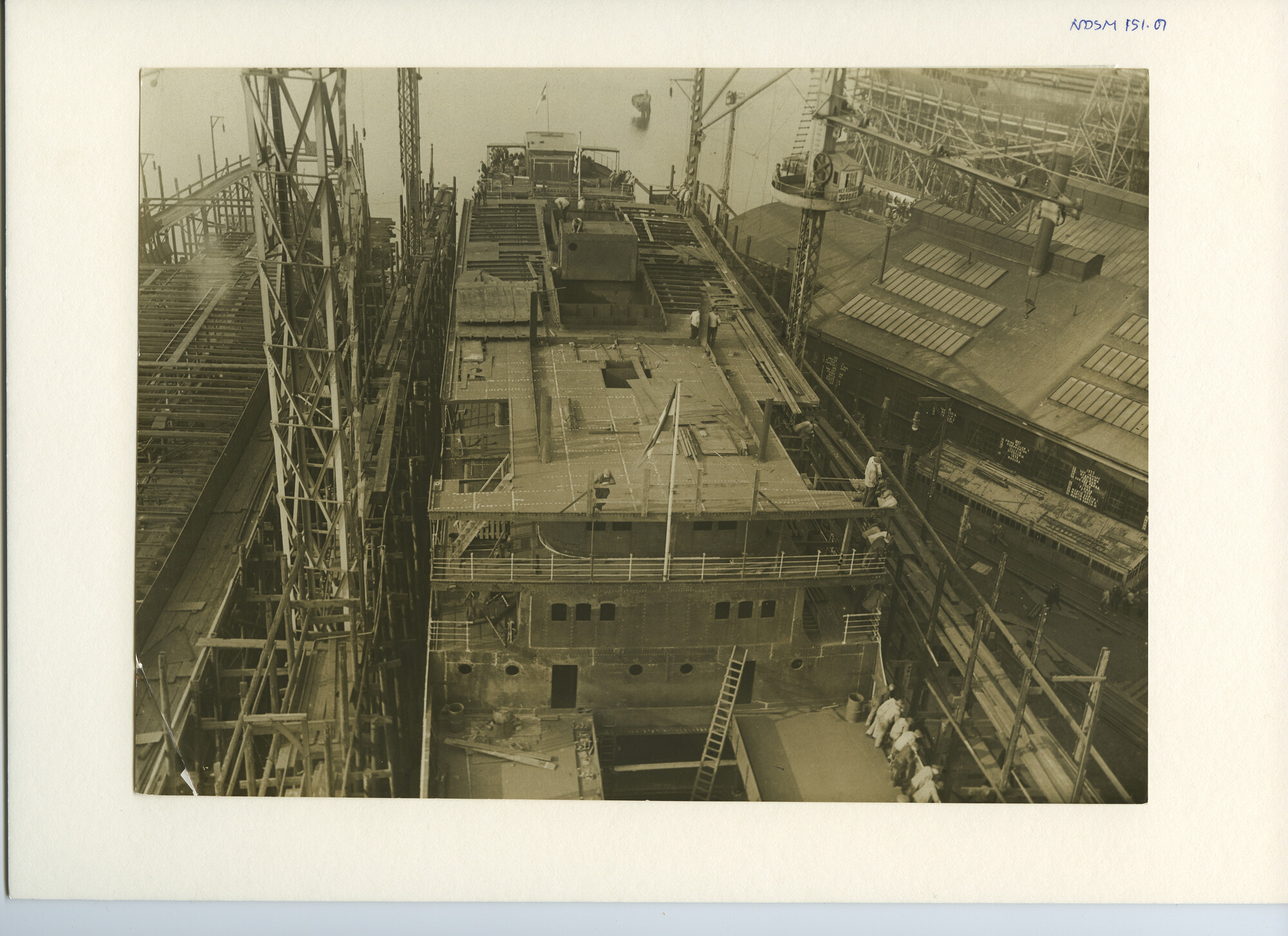S.5444(0516)3; Foto van de tewaterlating van het mailschip ss. Stuyvesant van de KWIM; foto