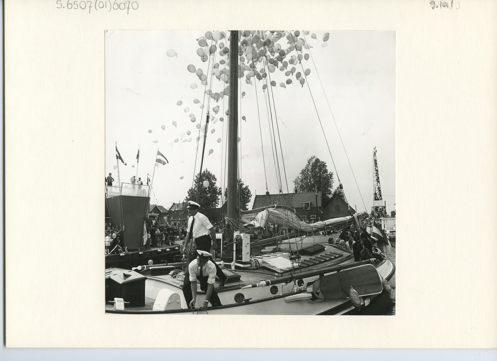 S.6507(01)6070; Foto van lemsteraak de "Groene Draeck" tijdens de feestelijke opening van de nieuwe jachthaven van Spakenburg: de "Groene Draeck" vaart het lint door; foto