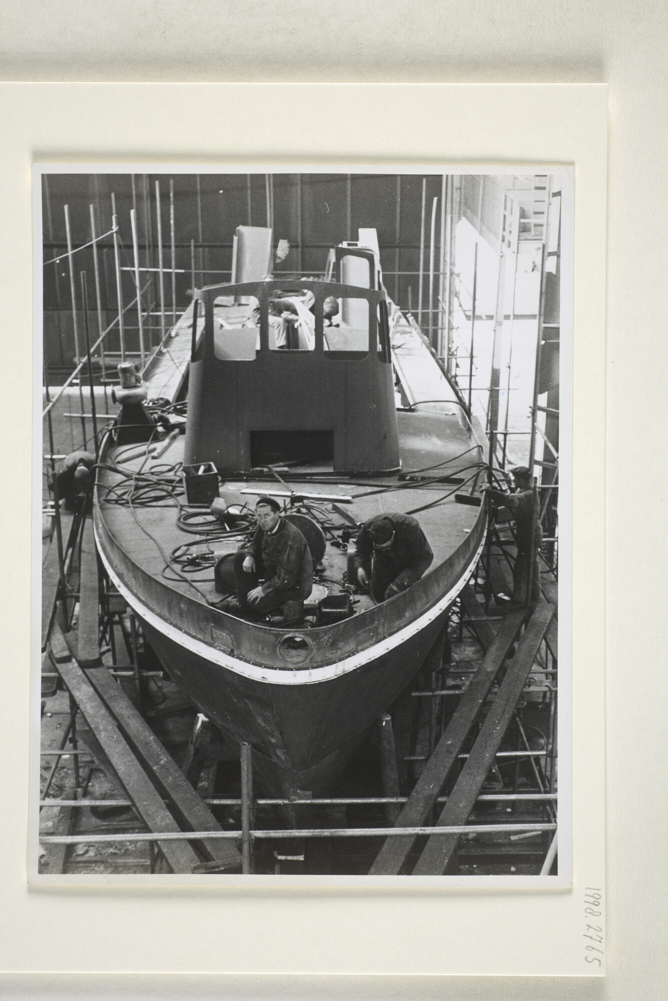 1998.2765; Bouwfoto van een motorboot, type Rhodes (bnr 554) in een loods van de [...]; foto