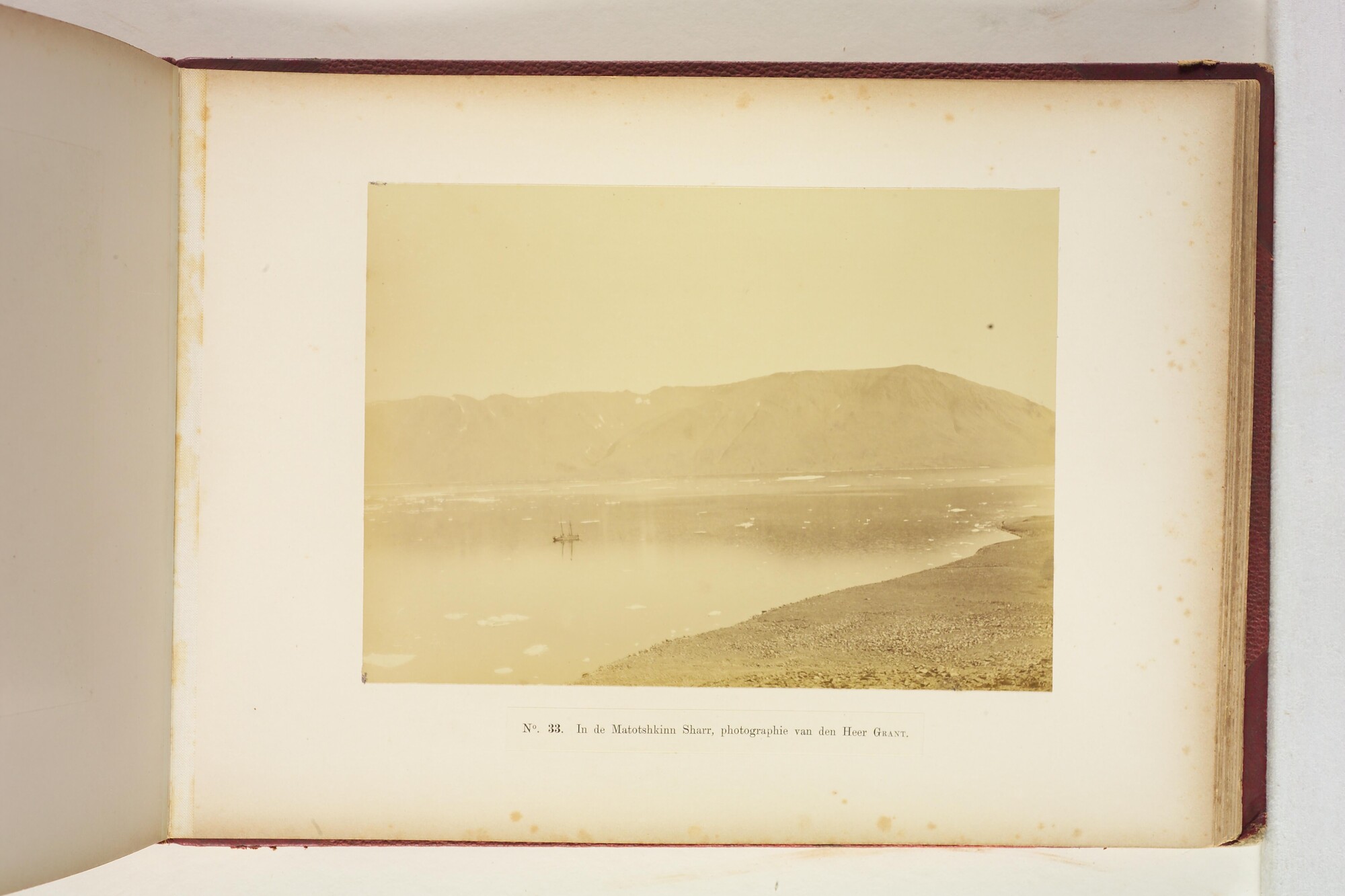 A.0345(06); Album met foto's van de Zesde Noordpoolexpeditie van de Willem Barents in 1883; fotoalbum