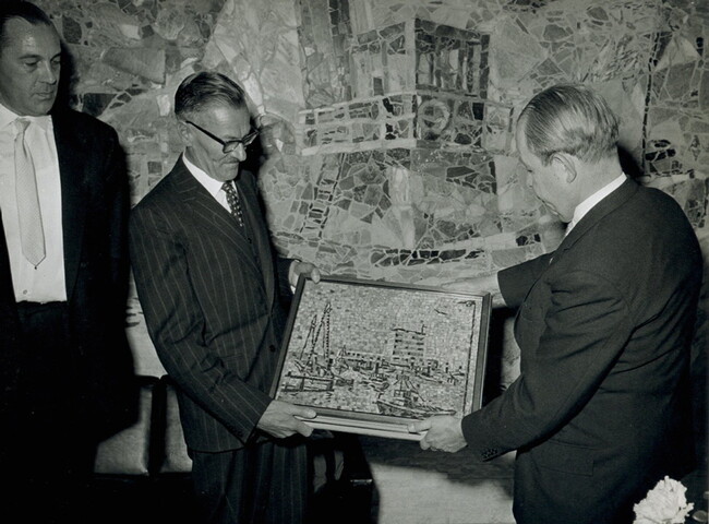2001.1753; Foto's van de in gebruikneming van het hoofdkantoor van Reederij v/h Gebroeders Goedkoop aan de Westerdoksdijk 40 te Amsterdam in april 1962 [...]; fotoreportage