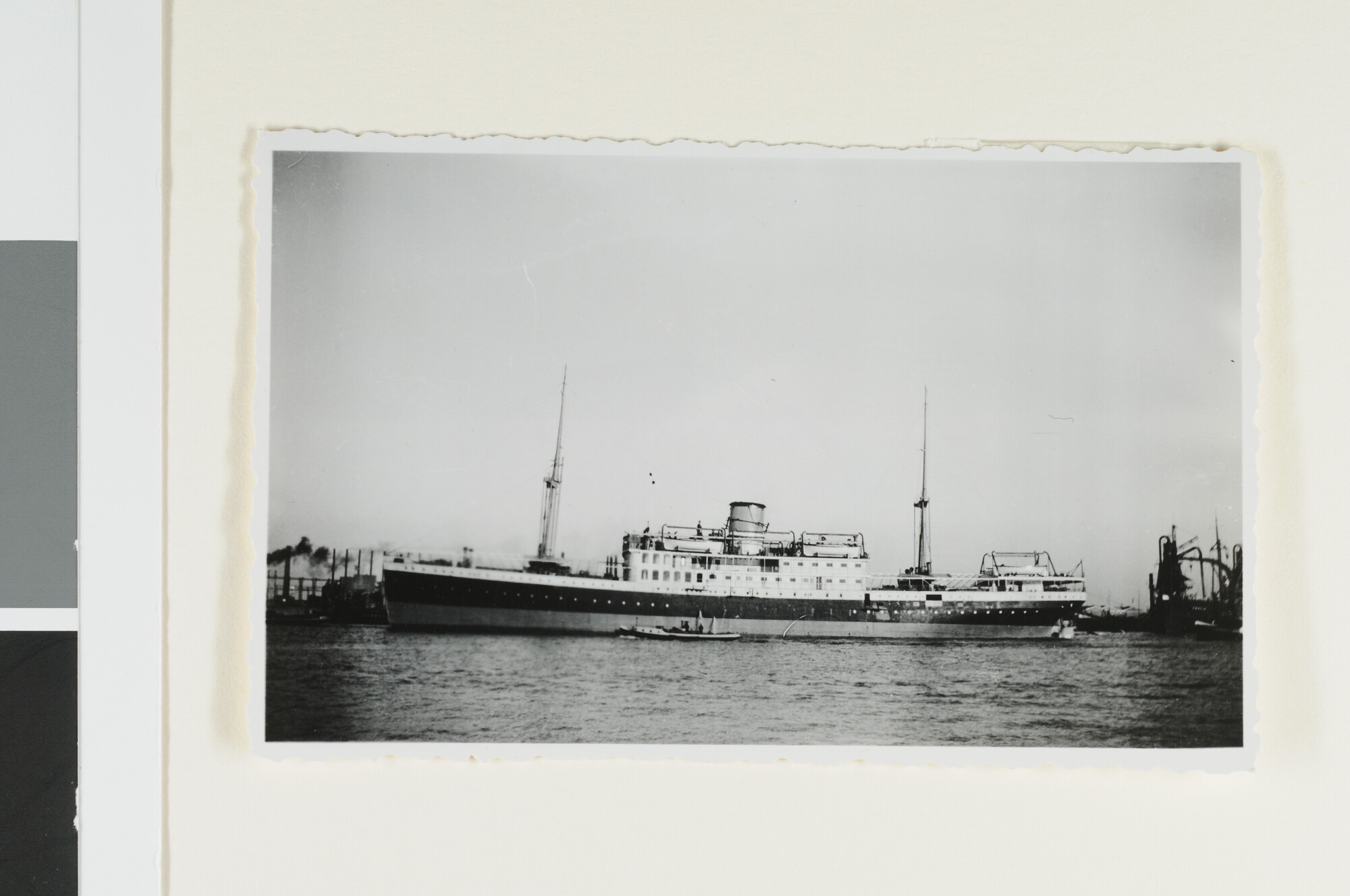 S.4380(04)359; Het ms. Maetsuycker verlaat de haven van Amsterdam; foto