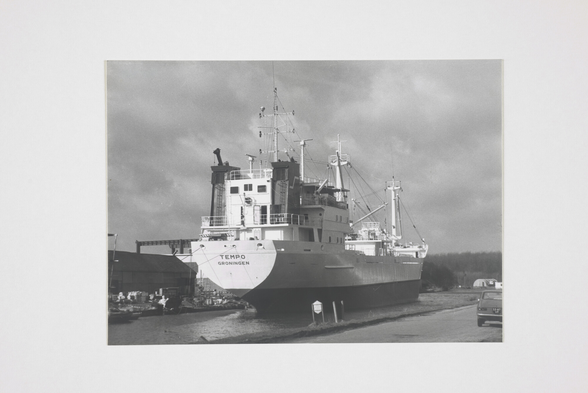 2000.1875; Het vrachtschip ms. Yemen Pioneer van de Yemen Gulf Line (Holland) vertrekt [...]; foto