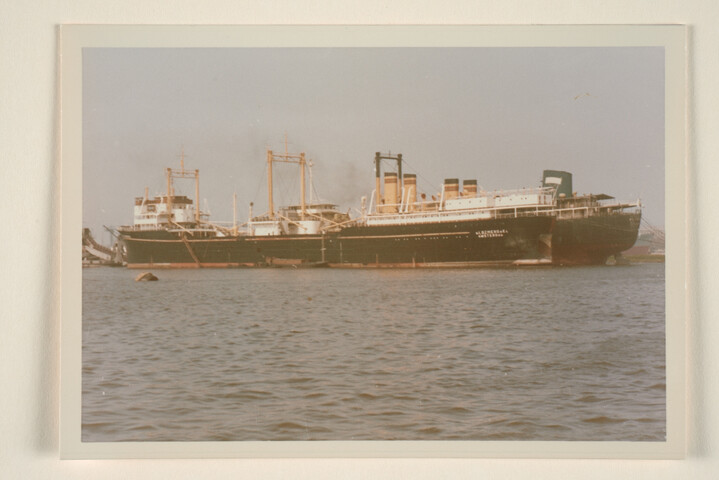 S.6408(0965); Kleurenfoto van het walvismoederschip ms. Willem Barendsz (II); foto