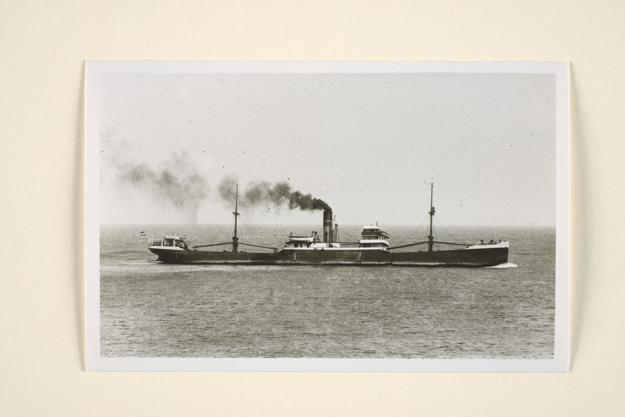 1995.6993; Het vrachtschip ss. 'Bussum' van de NV; foto