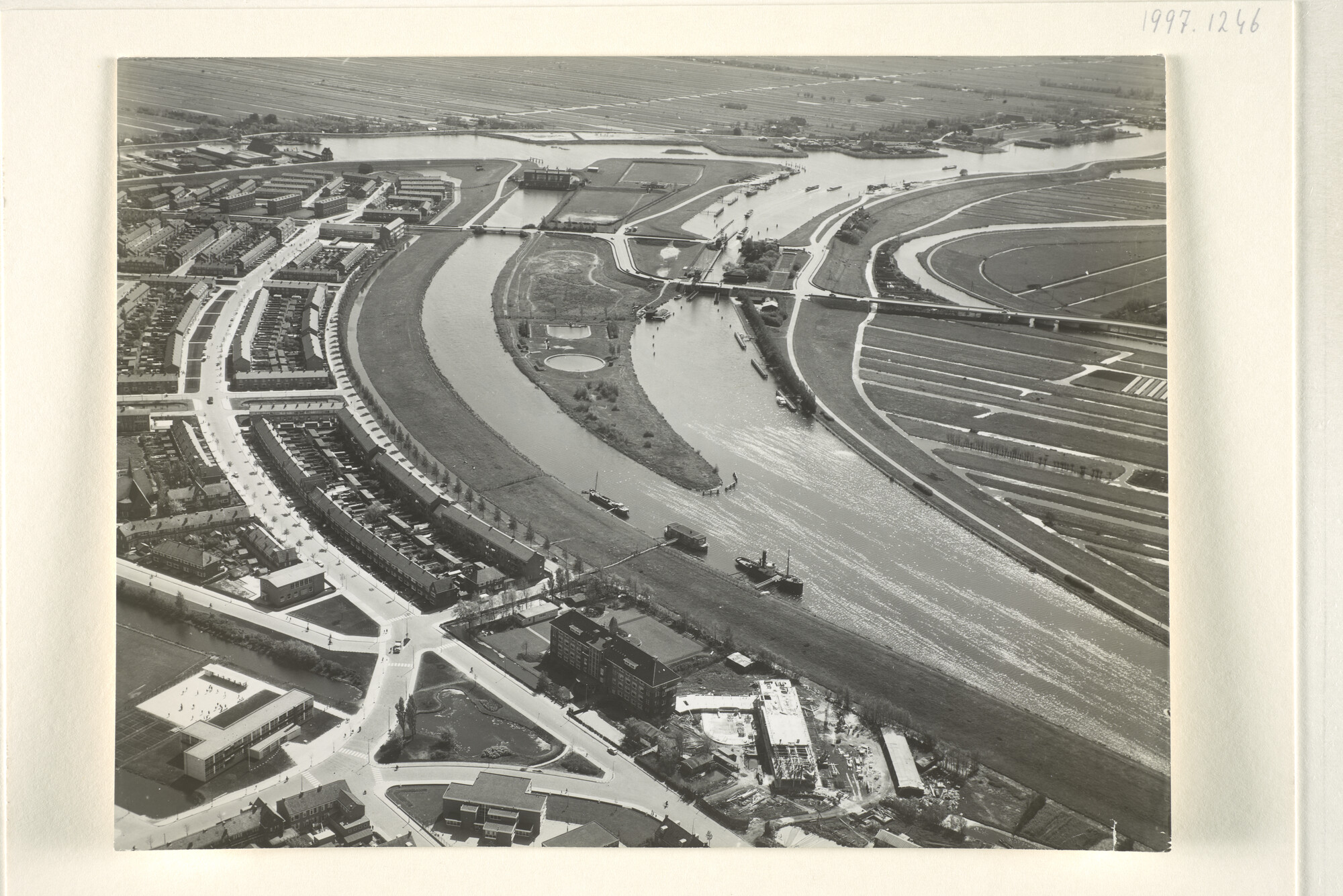 1997.1246; Luchtfoto van de sluizen bij Gouda; foto