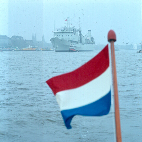 S.9100(7059); Dia van een Canadees bevoorradingsschip tijdens een bezoek aan Amsterdam; diapositief