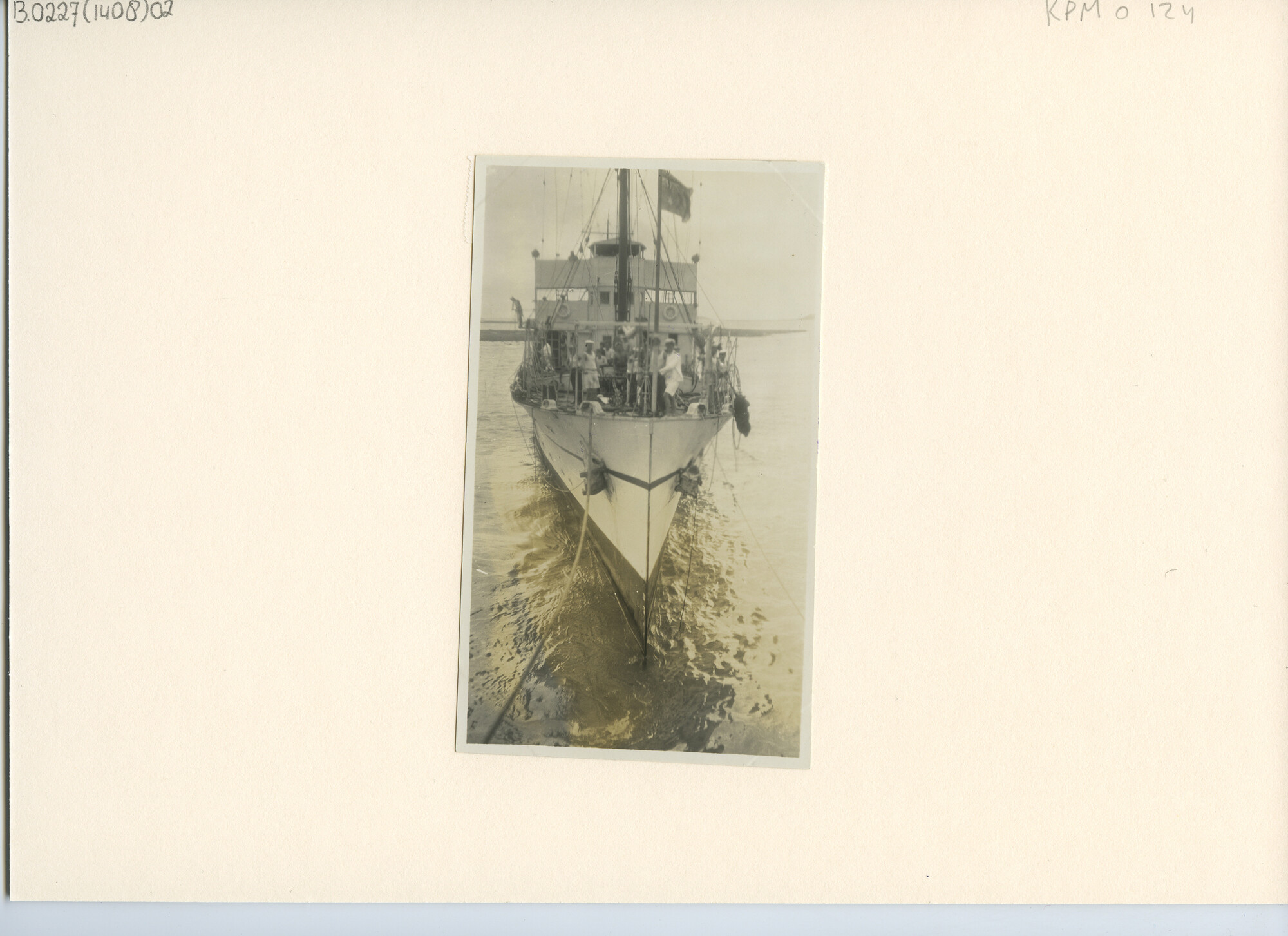 B.0227(1408)02; Foto van de berging van het passagiersschip ss. Tasman; foto