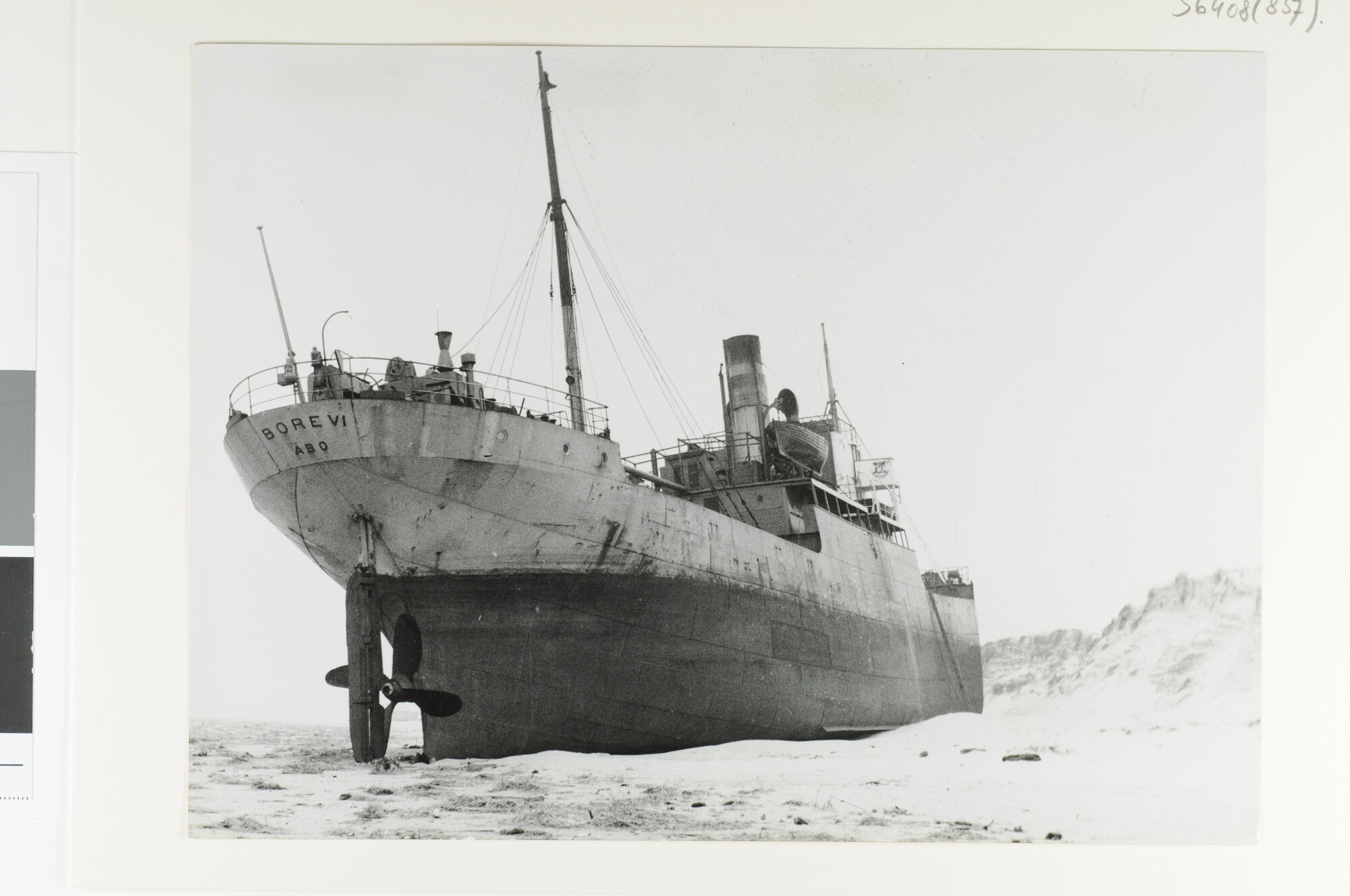 S.6408(0857); Het Finse vrachtschip ss. 'Bore VI' gestrand bij Heemstede; foto