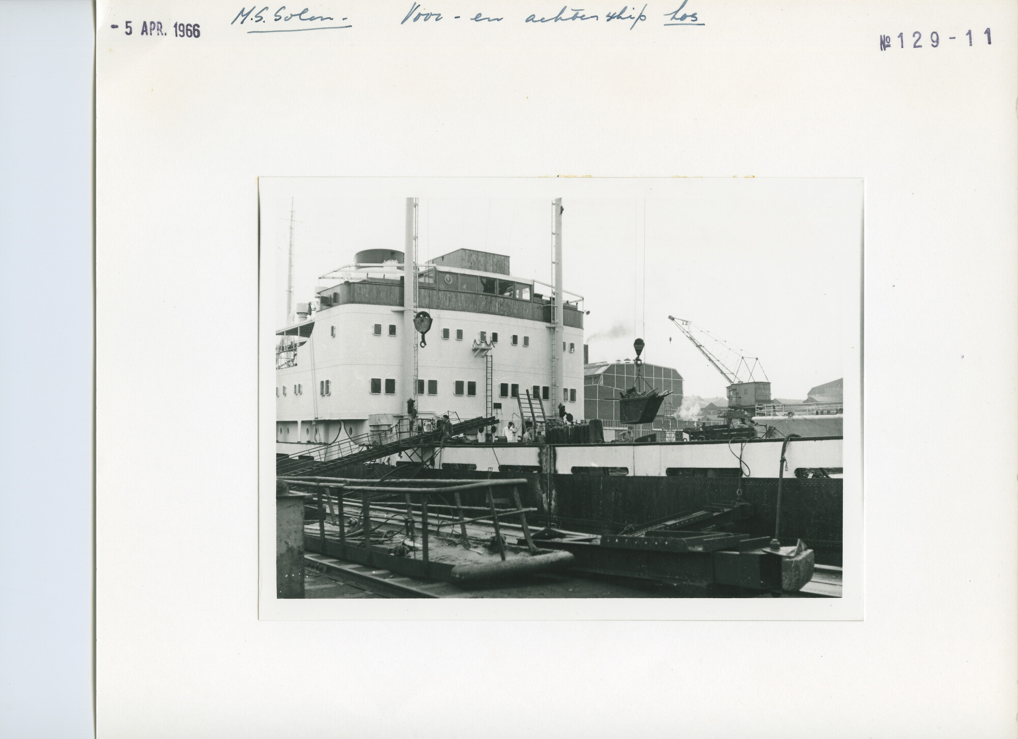 S.5444(4561)11; Foto van de verlenging van het vrachtschip ms. Solon van de KNSM; foto