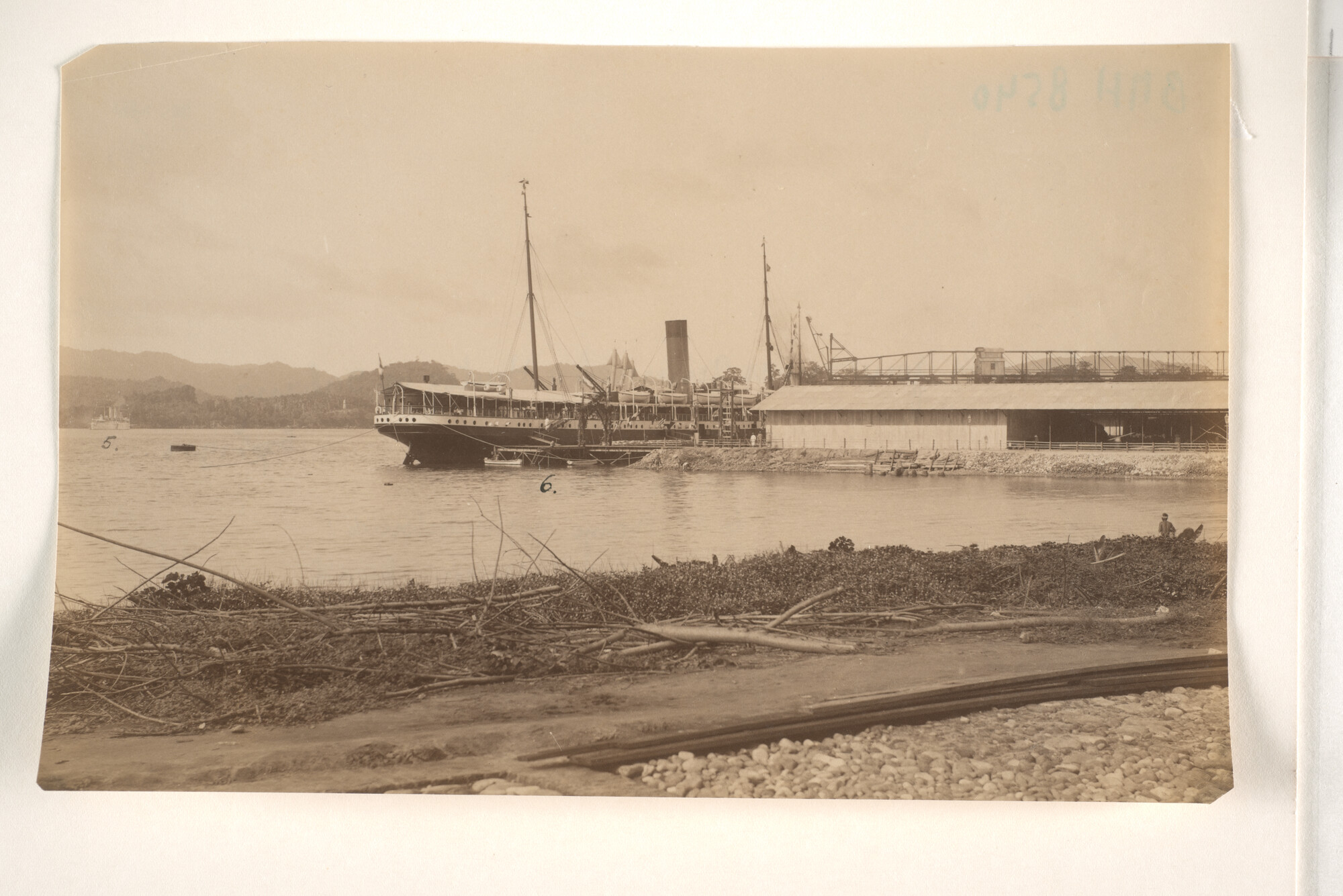 1995.1488; [Panorama]foto's van de aankomst in Nederlands-Indië van gouverneur-generaal J.B. van Heutsz met het passagiersschip ss. 'Oranje' te Sabang, september 1904; fotoreportage