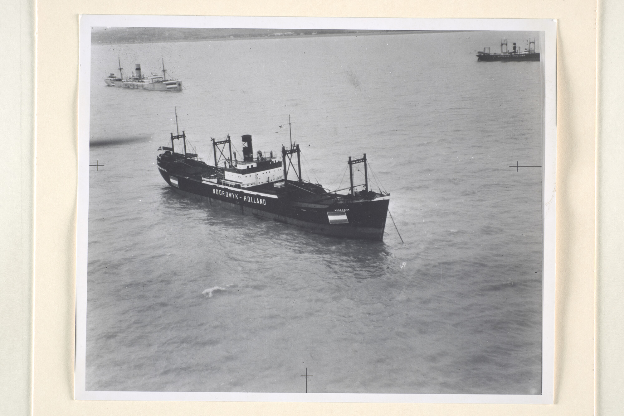 1995.7087; Een luchtfoto van het vrachtschip ss. 'Noordwijk' van de Stoomvaart Maatschappij 'Wijklijn' voor anker in de Downs [...]; foto